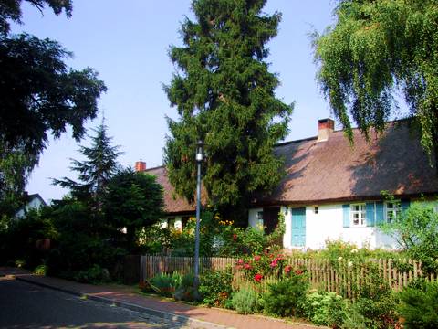 die reetgedeckten Fischerkaten in Ferch